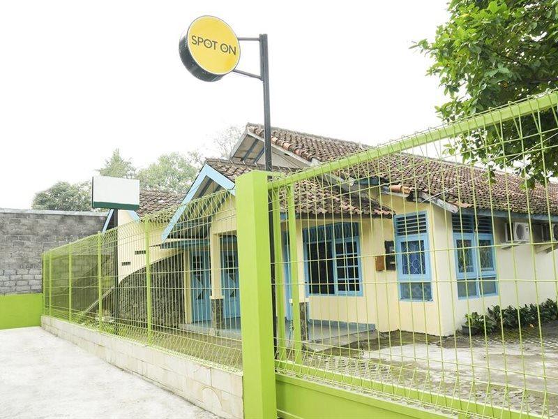 Spot On 2275 Omah Jm Hotel Beran Kidul Exterior photo
