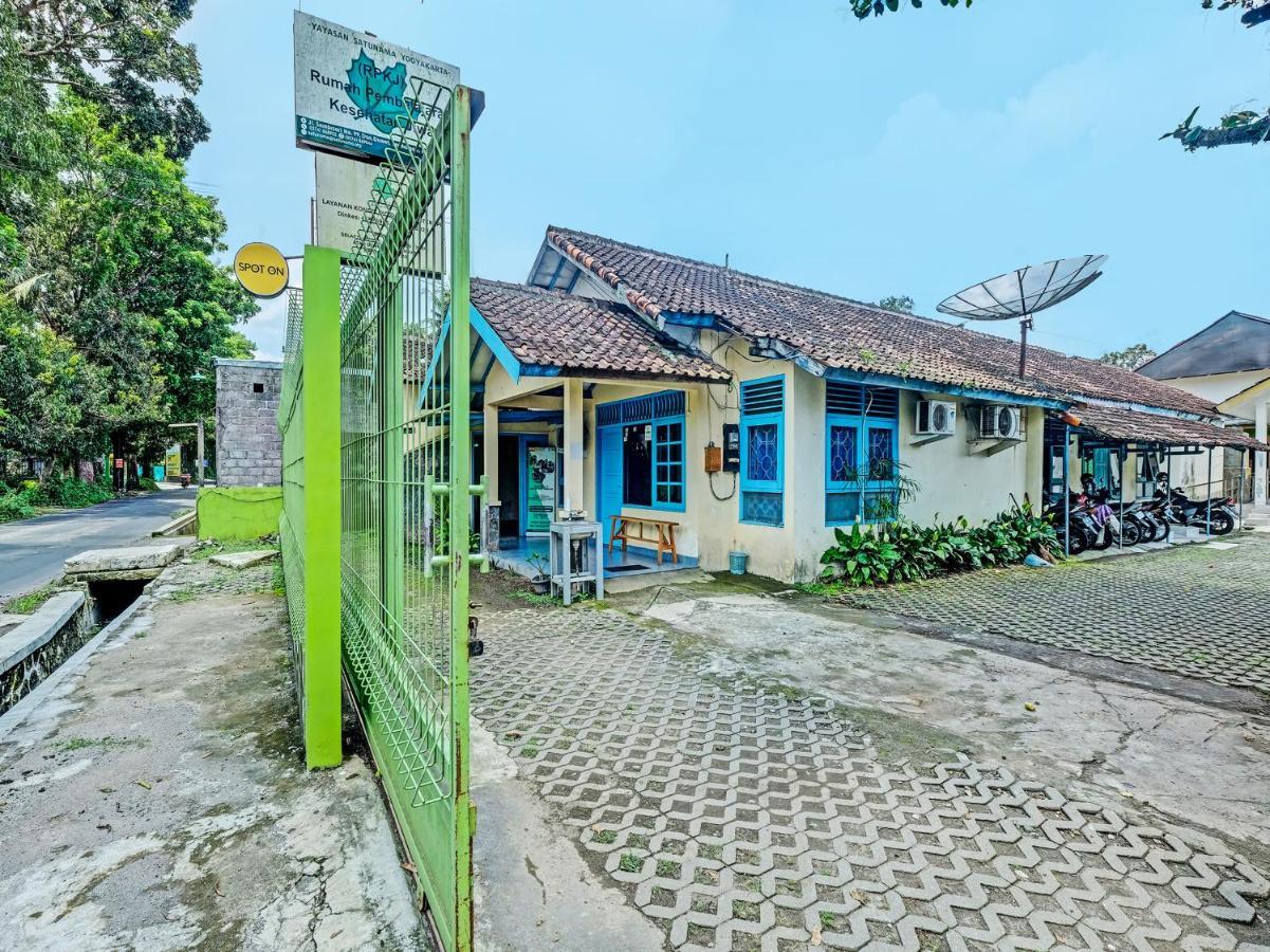 Spot On 2275 Omah Jm Hotel Beran Kidul Exterior photo